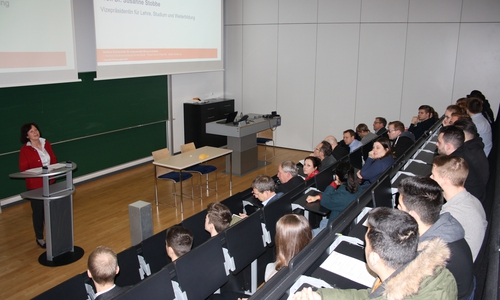 Prof. Dr. Susanne Stobbe, Vizepräsidentin für Lehre, Studium und Weiterbildung, heißt die Erstsemester-Studierenden herzlich willkommen. Foto: Ostfalia
