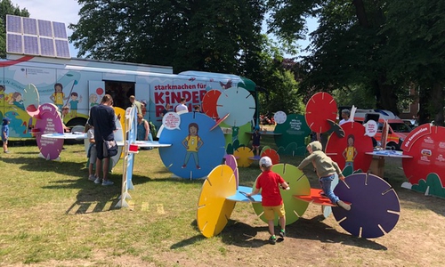 Der bunte Kinderrechte-Bus des Familienministeriums kommt zur Feier des Tages nach Wolfsburg. Foto: BMFSFJ / Mark Daniels