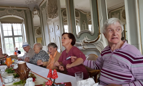 Auf dem Foto wird symbolhaft dem frühen Zeitpunkt 5. + 6.11. des vorweihnachtlichen bzw. spätherbstlichen Marktes von Schloß Schliestedt durch die Herbstdeko mit Kürbissen zu Halloween, kombiniert mit der Weihnachtsmütze an der Schlosszeichnung, Rechnung getragen. Foto: Resch-Hoppstock