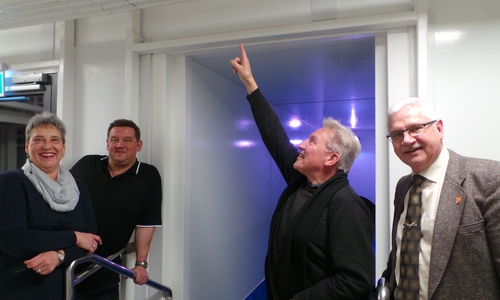 Roswita Hopstock, Uwe Jonientz, Vorsitzender Harald Werner und Bürgermeister Henry Bäsecke präsentieren die neue Heizung im Rutschenturm, die auch über dem Ausrutschbecken installiert ist. Foto: Stadt Schöningen
