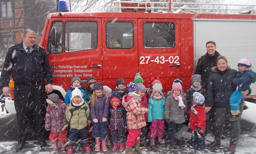 Trotz widrigen Wetters, war das Feuerwehrauto eine Attraktion. Fotos: Samtgemeinde Elm-Asse