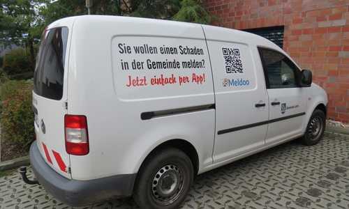 Ein Gemeindefahrzeug weist auf die Meldoo-App hin. Foto: Gemeinde Lehre
