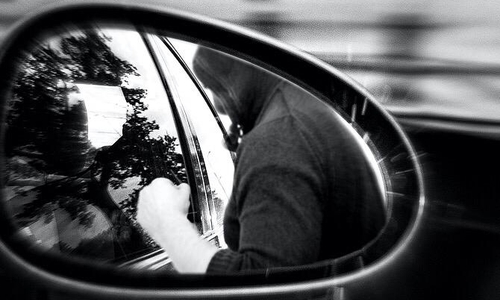 Während die Familie an einer roten Ampel wartete, näherte sich eine Person und prügelte plötzlich auf den jungen Vater ein. Symbolfoto: Nick Wenkel/Pixabay