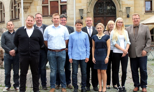 Die neuen Auszubildenden und die Ernannten präsentierten sich nach der Feierstunde. Foto: Stadt Helmstedt