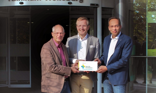Besiegelten die neue Partnerschaft: Klinikumsdirektor Wilken Köster, Silvio Rahr, Geschäftsführer von „Wir für Gesundheit“ und der Medizinische Direktor des Wolfsburger Klinikums, Dr. Akhil Chandra. Foto: M. Hausen