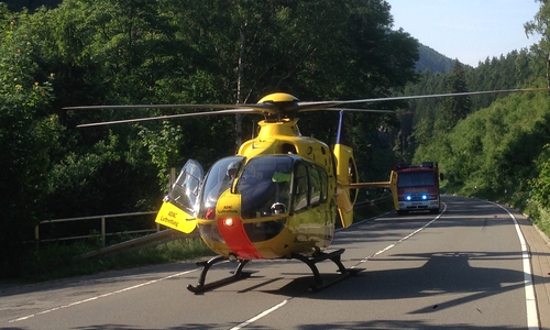 Rettungshubschrauber suchen sich stets den besten Platz zum Landen. Dies können auch Straßen sein. Symbolfoto: Feuerwehr Oker