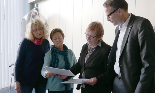 Deligation-Sprecherinnen Annette Berndt und Roswitha Kirchberg übergeben der ersten Stadträtin Christa Frenzel und Baudezernent Michael Tacke die gesammelten Unterschriften. Fotos: Alexander Panknin