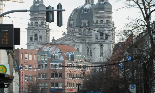Im Umfeld der Weihnachtsmärkte sind Polizeifahrzeuge im öffentlichen Verkehrsraum unterwegs. Es sieht nach Normalität aus. Foto: Achim Klaffehn