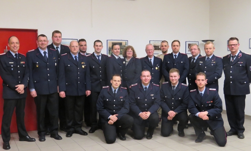 Die Geehrten und Beförderten: Stehend v.l.: stv. Stadtbrandmeister Marco Dickhut, Ortsbrandmeister Holger Helwig, Marcel Schnute, Frank Ahrend, Marvin Bäumann, stv. Ortsbrandmeister Florian Moder, Nadine Dettbarn, Julia Kottwitz, Martin Pförtner, Matthias Kirchner, Dirk Räke, Frank Niebuhr, Stadtbrandmeister Olaf Glaeske, Wehrleiter Wienrode Rainer Salvey. Unten v.l.: Alexander Kamphenkel, Jannik Jäger, Marco Langer, Steffen Dolder. Foto: Feuerwehr Adersheim