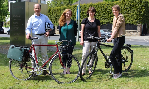 Dr. Dagmar Meyer und Dr. Michael Haas (jeweils außen) verzichten auf jegliche motorisierte Gefährte. Mit auf dem Bild Radverkehrsbeauftragte Valerie Dubiel (links) und Christina Halder, Leiterin des Hochschulsports. Foto: Max Förster
