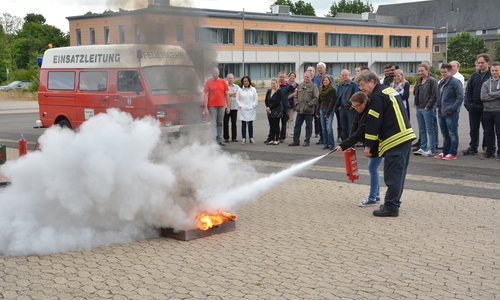 Hans-Jürgen Fuhrmann erklärte am Exer den Gebrauch eines Feuerlöschers. Foto: Privat