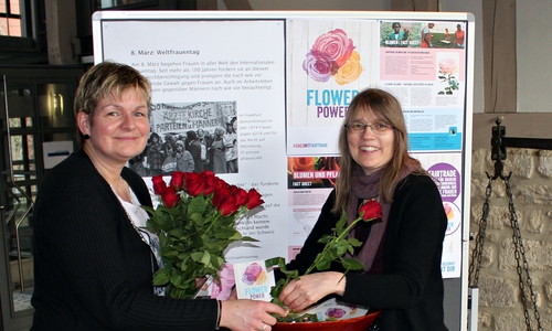 v.l. Gleichstellungsbeauftragte Simone Reese und Umweltbeauftragte Martina Münstermann-Kreifels verteilten Fairtrade-Rosen zum Weltfrauentag und informierten über ihre Arbeit. Foto: Stadt Wolfenbüttel
