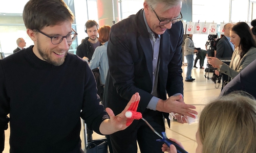 Die Bundestagsabgeordneten Victor Perli (li.) und Dietmar Bartsch beteiligen sich am Red Hand Day. Foto: privat