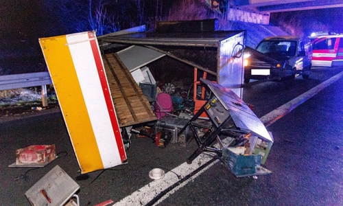 Der Anhänger hat bei dem Unfall seine Ladung verloren. Video: aktuell24(BM) / Fotos: Rudolf Karliczek