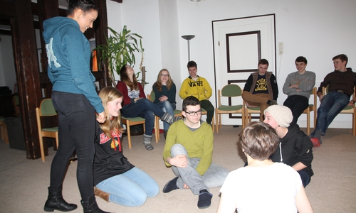 In Kleingruppenarbeit soll sich die Seminargruppe das Basiswissen und wichtige Fähigkeiten erarbeiten, die Jugendleiter/innen beherrschen sollten. Foto: Privat