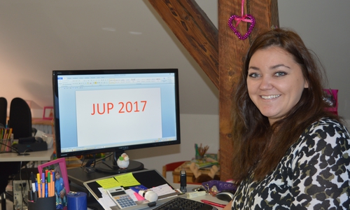Nadine Mamlouk bei der Bearbeitung des Jugend-Ferien-Passes. Foto: Margit Richert