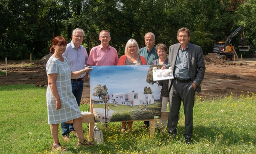 Von links: Samtgemeindebürgermeisterin Regina Bollmeier, Andreas Ebert, Geschäftsführer der Stratie Bau GmbH, Dirk Neumann und Marion Bogdanowicz von der Samtgmeinde, Mario Berndt vom Bauamt, Bauleitung Sabine Weßner und Architekt Michael Peter, Geschäftsführer der KPN Architekten BDA Planungsgesellschaft mbH. Foto: Tanja Bischoff