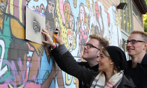 Falko Mohrs sucht nach einer passenden Fläche für eine Graffiti-Wand. Foto: Max Förster