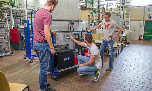 Studierende bei einem Versuch im Labor für Heizungstechnik. Foto: Ostfalia
