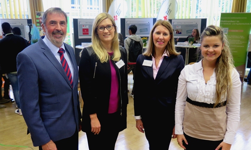 In der Carl-Gotthard-Langhans-Schule fand die Praktikums-, Ausbildungs- und Stellenbörse statt. Haben junge Menschen und Unternehmen im Landkreis zusammengebracht (v.l.): CGLS-Schulleiter Peter Walte, Annekathrin Brode von der Innovationsberatung an der Ostfalia, Cordula Miosga, Geschäftsführerin Arbeitgeberverband Region Braunschweig e.V. und Ina Anja Hallmann, Wirtschaftsförderin im Landkreis Wolfenbüttel. Foto: Landkreis