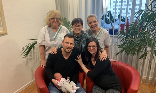 Freuen sich über ihr erstes Kind: Die Eltern Marina Born und Christopher Bieneck mit ihrem „Neujahrsbaby“ Meliya, mit auf dem Foto, v.l. Kinderkrankenschwester und Still- und Lactationsberaterin Heidi Manz,   Hebamme Karin Blumberg, Schwester Annett Bochnia
Foto: Asklepios