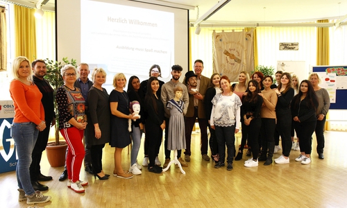 Kreative Auseinandersetzung mit dem Friseurberuf - die Auszubildenden der CGLS stellen ihre Projektergebnisse vor. Foto: CGLS