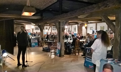 Zum Ende der sehr gut besetzten Veranstaltung gab es viele Fragen aus dem Publikum. Foto: AfD