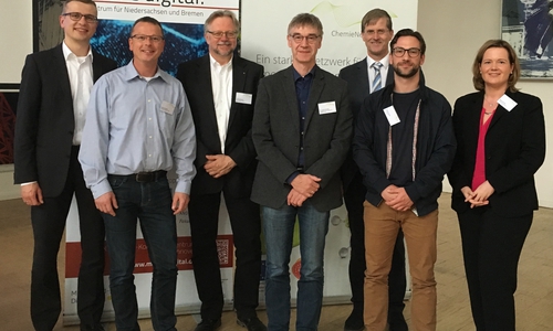 Referenten und einige der Teilnehmer. Christopher Tebbe (Hochschule Hannover), Johannes Sommer (Albemarle Germany), Tristan Niewisch (pdv-Software), Dr. Joachim Rambke (Koemmerling Chemische Fabrik), Prof. Dr. Karl-Heinz Niemann (Hochschule Hannover), Dominic Appelt (H.C. Starck), Wiebke Bischoff (ChemieNetzwerk Harz)  Foto: ChemieNetzwerk Harz