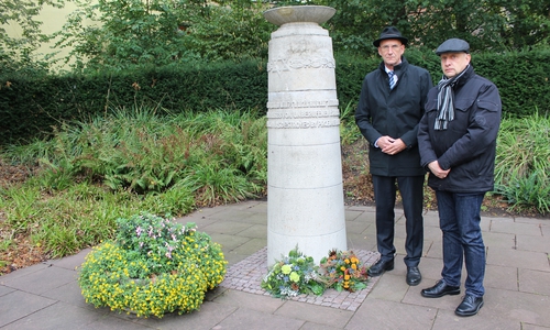Franz Einhaus (links) und Klaus Saemann am Mahnmal in der Hans-Marburger-Straße.

Foto: Landkreis Peine