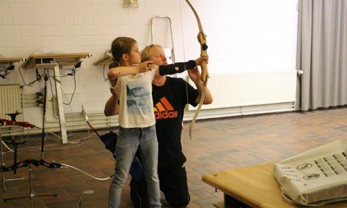 Ratsmitglied Thorsten Wendt, CDU,  zeigte den Kleinen, wie man mit Pfeil und Bogen umgeht. Foto: privat