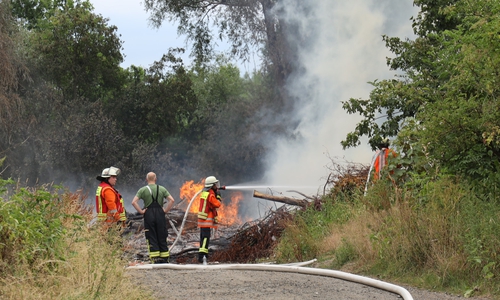 Einsatzkräfte bringen das Feuer unter Kontrolle - verletzt wurde niemand. Foto: Rudolf Karliczek