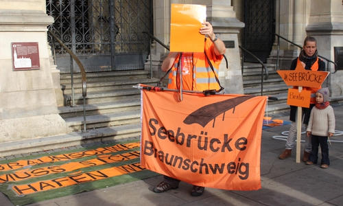 Die Demonstranten hatten sich vor dem Rathaus versammelten. Fotos: Janosch Lübke