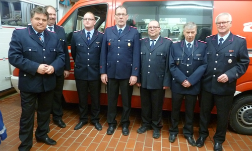 Von links: Uwe Schäfer, Carsten Belkius (leicht verdeckt dahinter), Thorben Eßmann, Michael Haberland, Carsten Marowsky-Brée, Wolfgang Haberland, Jürgen Ebers vor dem Einsatzfahrzeug der Brandschützer der Gemeinde Erkerode. Foto: Jens Henschel