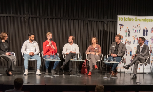 Katja Schlager vom Landkreis Wolfenbüttel, Ali Arabsadeh und Philipp Bräuer vom JugendForum der Partnerschaft für Demokratie, Robin Koppelmann vom FanRat Eintracht Braunschweig, Susanne Löb, Gleichstellungsbeauftragte des Landkreises Wolfenbüttel, Christian Eitner von der Jazzkantine. Moderator Feridun Öztoprak (v. li.). Fotos: Tanja Bischoff    