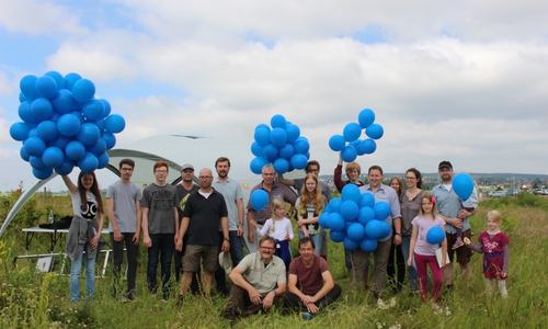Mit 100 Luftballons demonstrierten die Schüler, welche Menge an Kohlenstoffdioxid ihr Wald in den vergangenen fünf Jahren bereits gebunden hat. Fotos: Eva Sorembik