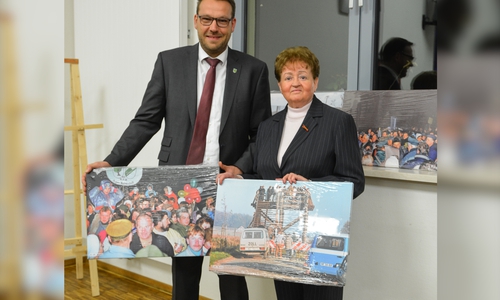 Samtgemeindebürgermeister Gero Janze und Ingrid Betz mit zwei der extra angefertigten Leinwände. Foto: Christian Betz