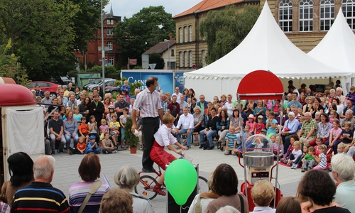 Heute wurde der Theatervorplatz einmal selbst zum Theater. Fotos: Jan Borner