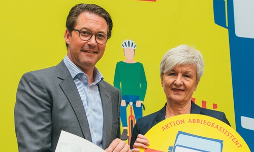 Bundesverkehrsminister Andreas Scheuer begrüßte Landrätin Christiana Steinbrügge in Berlin. Foto: BMVI