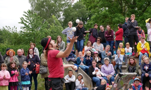 Viele Kinder staunten über die Jonglage. Foto: Jugendpflege Vechelde
