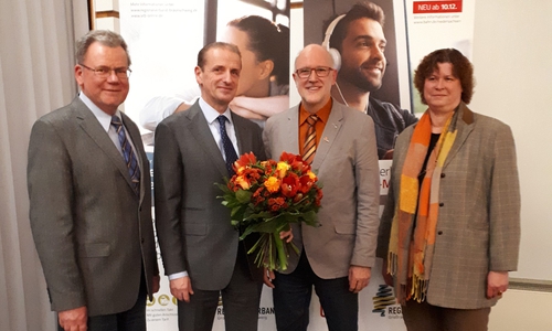 Der Verbandsvorsitzende Detlef Tanke (SPD) und seine Stellvertreter Michael Kramer (CDU) und Elke Kentner (Bündnis90/Grüne) gratulieren Hennig Brandes zu seiner Wiederwahl als Verbandsdirektor. Foto: Regionalverband Großraum Braunschweig