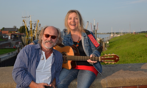 Bestsellerautor Klaus-Peter Wolf wird während seiner Lesung musikalisch von seiner Frau Bettina Göschl begleitet. Foto: Holger Bloem