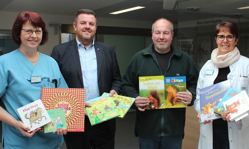 Doreen Schütte (Pflegerische Leitung), Andreas Busch (Bürgermeister der Gemeinde Lehre), Jürgen Kirchmann (Kulturverein Lehre e.V.) und Dr. Bernadett Erdmann (Chefärztin der Zentralen Notfallaufnahme). Foto: Klinikum Wolfsburg