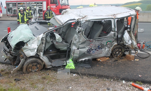 Der verunglückte Mannschaftsbus. Foto: Freiwillige Feuerwehr Rhüden und Seesen