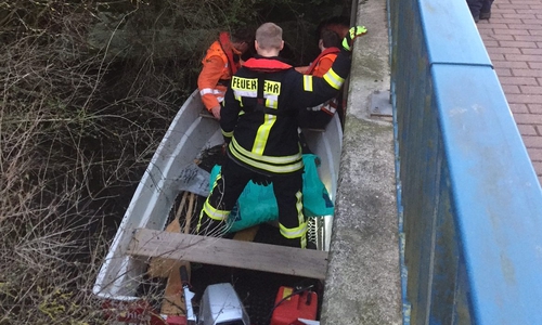 Aufmerksame Anwohner hatten im Bereich der Brücke an der Lindenstraße einen auffälligen Ölfilm entdeckt und die Polizei alarmiert. Foto: Feuerwehr