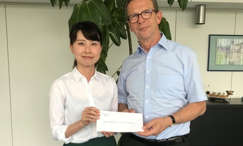Klaus Mohrs empfängt Midori Harada aus Toyohashi. Die Hospitantin überreicht dem Oberbürgermeister eine Grußbotschaft des Bürgermeisters von Toyohashi, Koichi Sahara. Foto: Stadt Wolfsburg