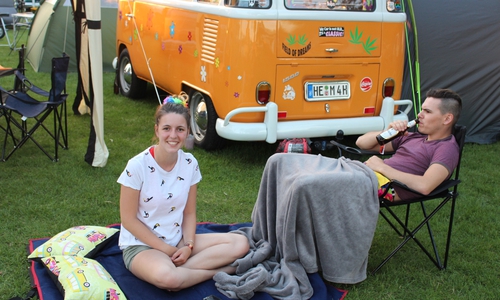 Für ein Festival muss es auch mal Papas Bulli sein.