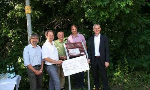 Sie freuten sich über die fünfte Geschichtstafel in Destedt: (v.l.) Initiator Dr. Diethelm Krause-Hotopp, Ortsbürgermeister Matthias Böhnig, Ortsheimatpfleger Jörg-Eckehardt Pogan, Gemeindebürgermeister Detlef Kaatz und Meik Rahmsdorf von der Braunschweigischen Sparkassenstiftung.