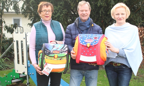 Almuth Ottmer (Präsidentin des Fördervereins vom Kiwanis Club Wolfenbüttel) und Jürgen Braun (Präsident des Kiwanis Club Wolfenbüttel) übergaben 30 Schulranzen an Sabine Schnake (Kinder- und Familienzentrum Karlstraße). Foto: Jan Borner
