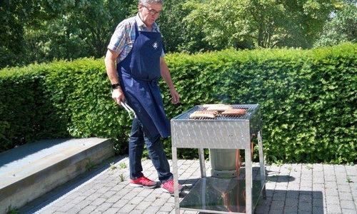 Bürgermeister Thomas Pink fungierte als Grillmeister. Fotos: MS-Selbsthilfegruppe Wolfenbüttel
