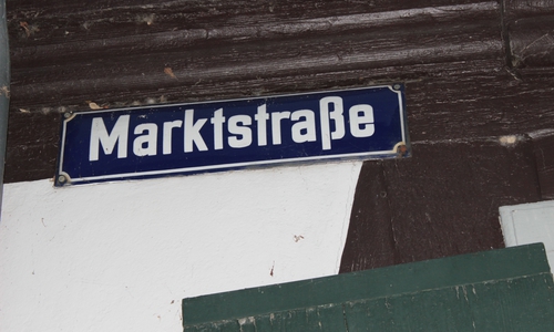 Die Brücke an der Marktstraße und die Bahnhofsbrücke sollen einen neuen Namen erhalten. Symbolbild. Foto: Anke Donner